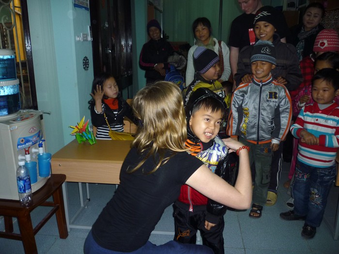Những cái ôm tạm biệt ấm áp của giáo viên ngoại với học sinh Lớp học Hy vọng